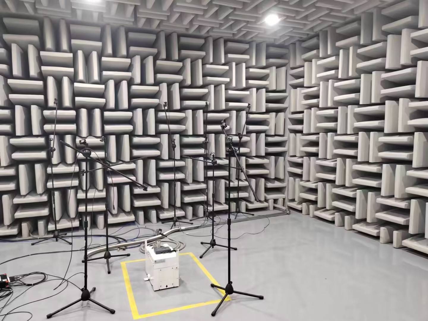 消声室选址、建筑与材料选择的综合考量因素